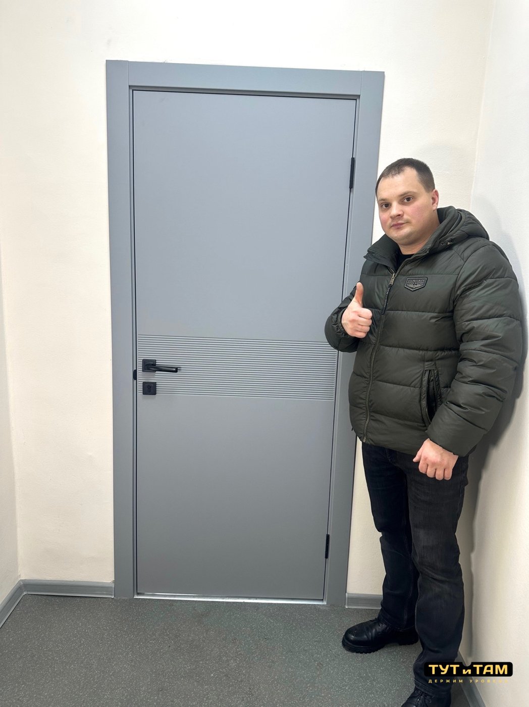 Серые двери с рельефом