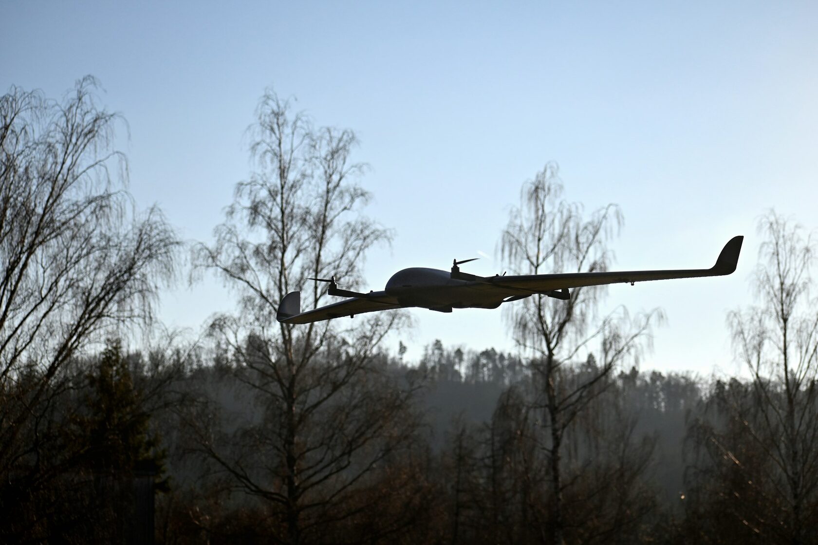 Дрон в поле — VTOL, коптер, самолётный тип