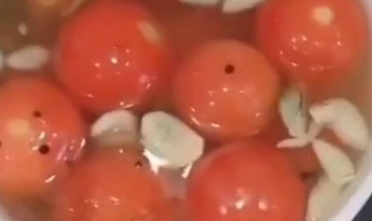Приготовление квашеных помидоров холодным способом в ведре: шаг 6