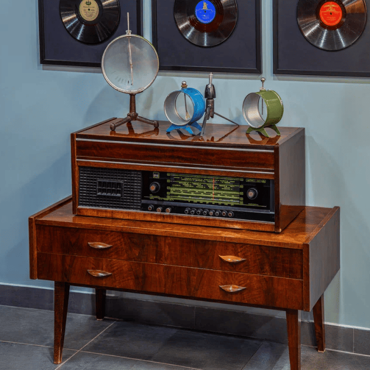 Зона отдыха с креслами и журнальным столом в зале «СОЮЗ»