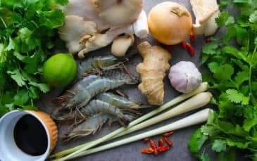 Приготовление супа Том ям с креветками и грибами: шаг 1