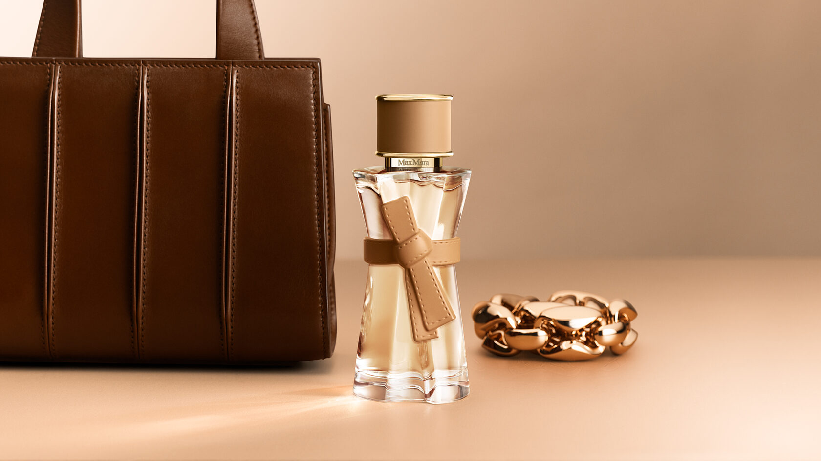 Max Mara Le Parfum заобиколен от чанта и бижу