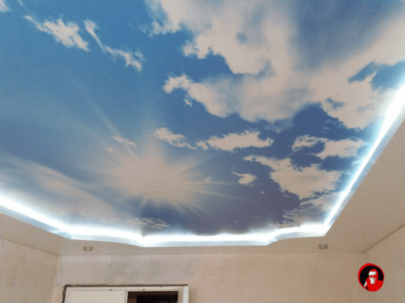 Фотопечать неба на двухуровневом потолке.