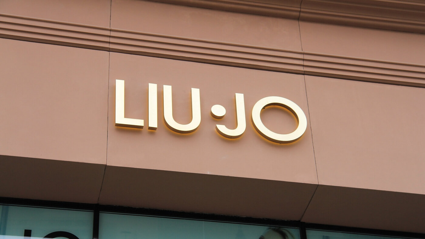 Объемная вывеска под золото для магазина одежды