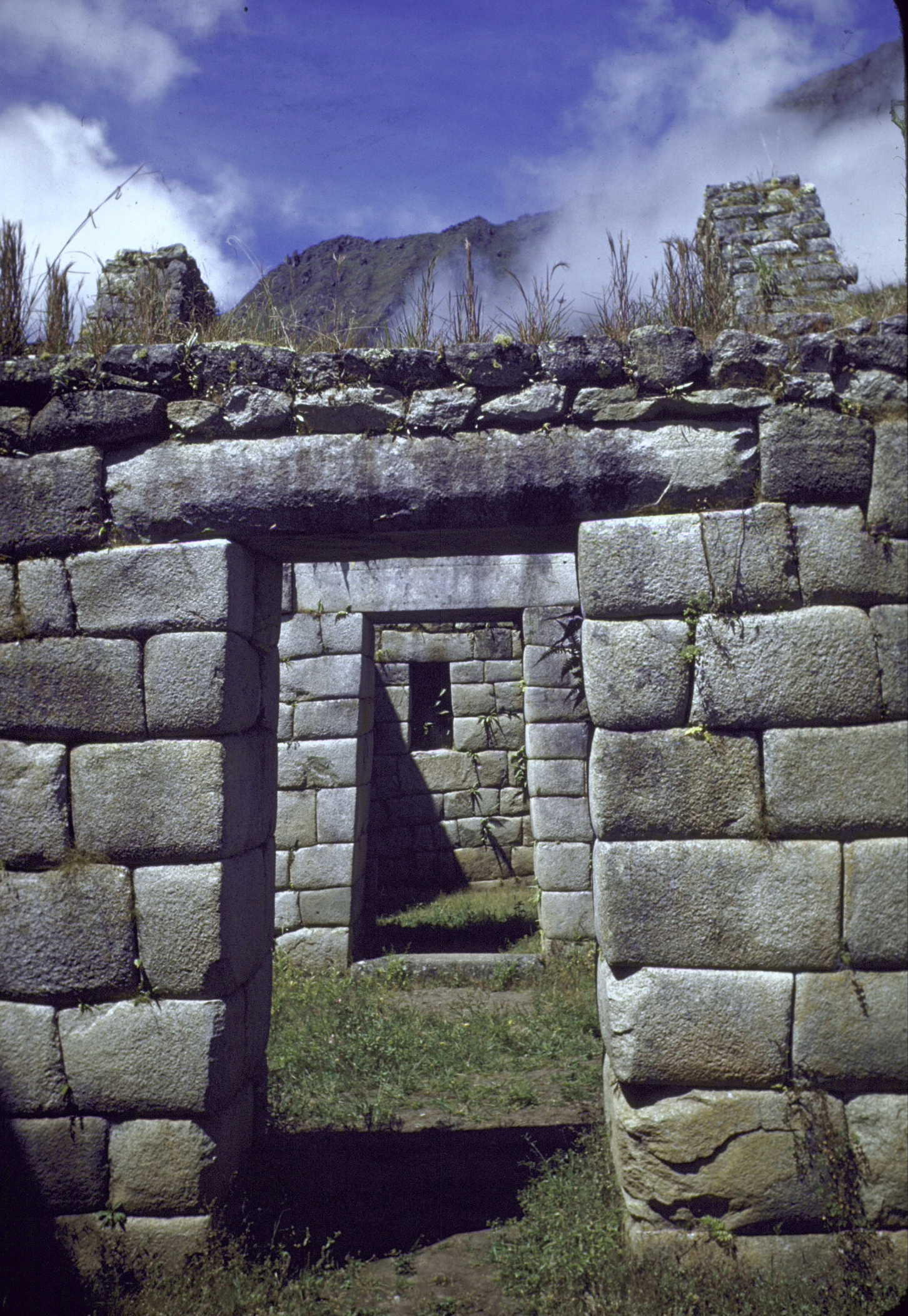 Трапециевидные входные проемы в руинах Мачу-Пикчу. Франк Шершель, 1945 г. Фотография из собрания Life Magazine.