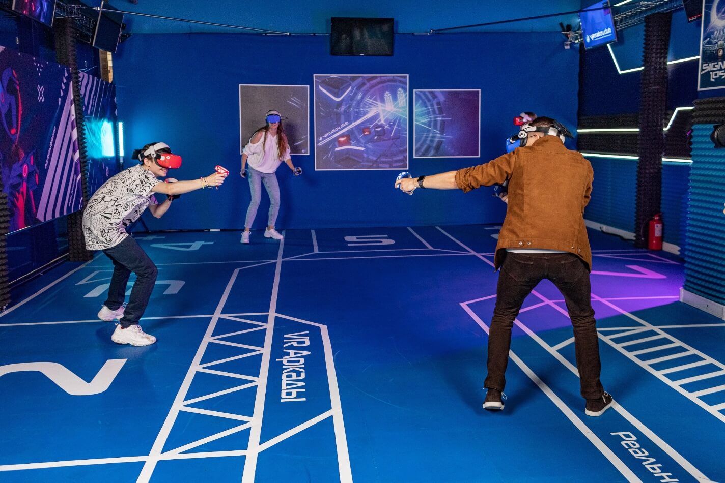 Большой vr клуб. VR Oculus Quest 2. Арена виртуальной реальности. Виртуалити парк развлечений. Виртуальная Арена в Москве.