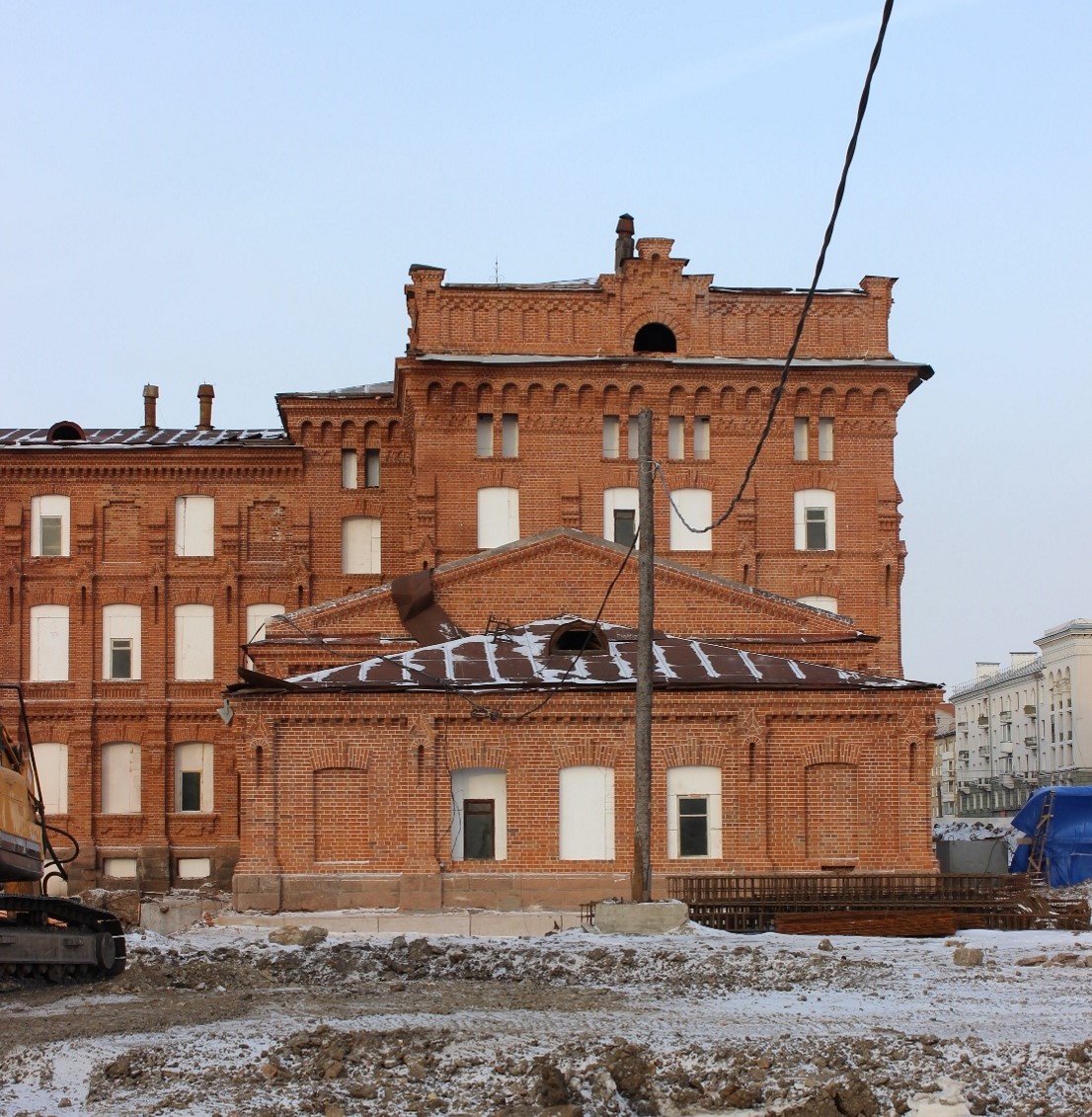 Фрагмент южного фасада бывшего корпуса Красноярского Казенного винного склада, фото январь 2023 г.