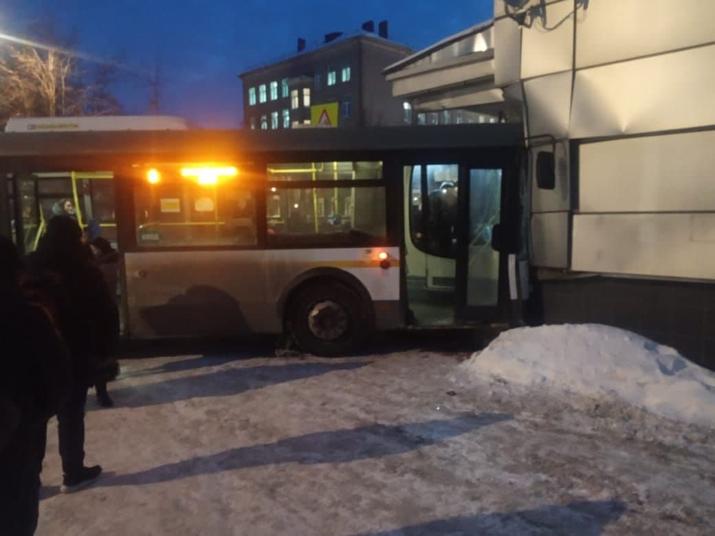 Водитель рейсового автобуса не справился с управлением и нанес повреждения