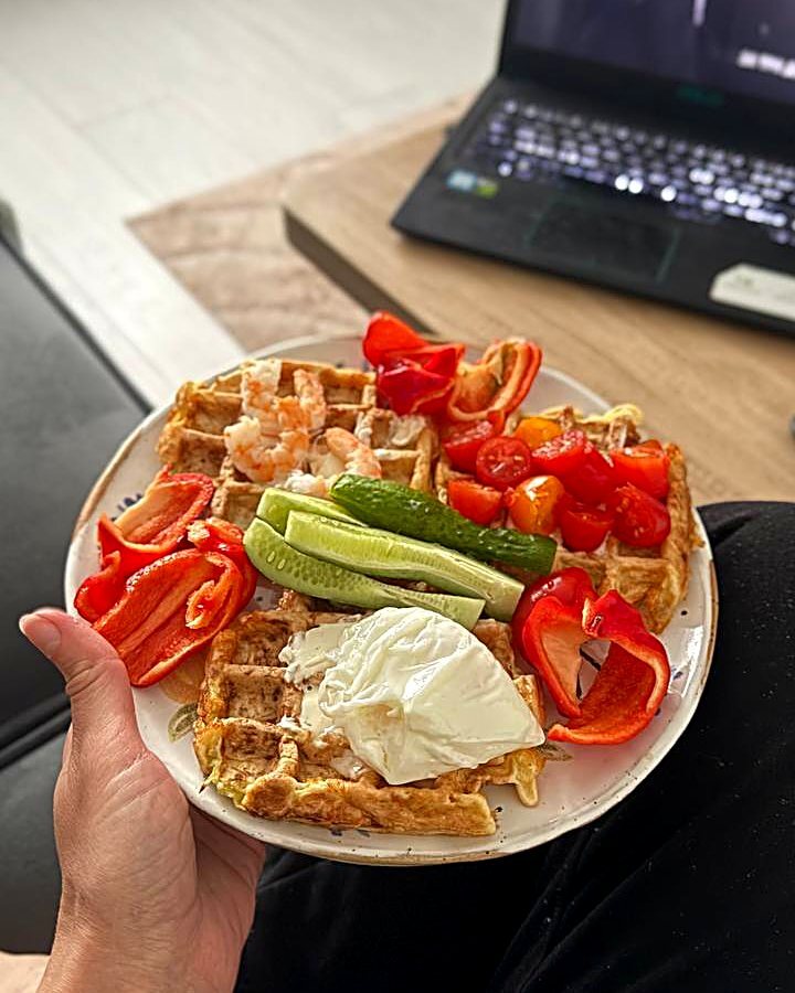 Вафли с овощами и творожным сыром