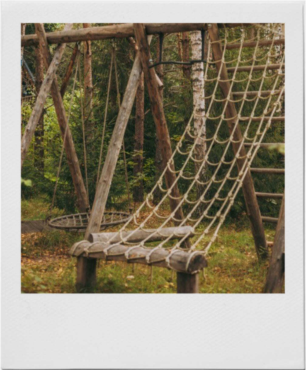 Качели на детской площадке эко-отеля Под кронами