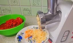 Приготовление икры из баклажанов на зиму через мясорубку: шаг 5