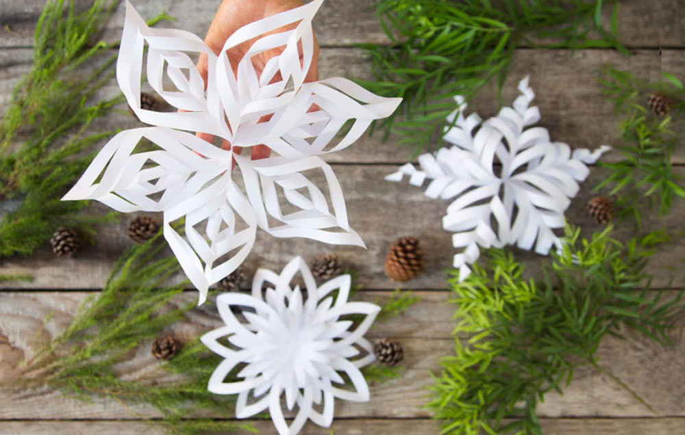 Вижте как да направите ефектни 3d снежинки от хартия. Лесна украса за коледа и нова година, подходяща за изработка и от деца