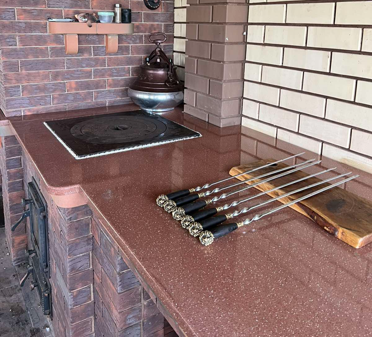 Уличная столешница из камня 