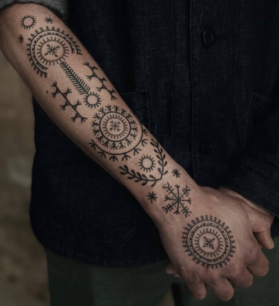 Татуировка с северными символами на предплечье и кисти