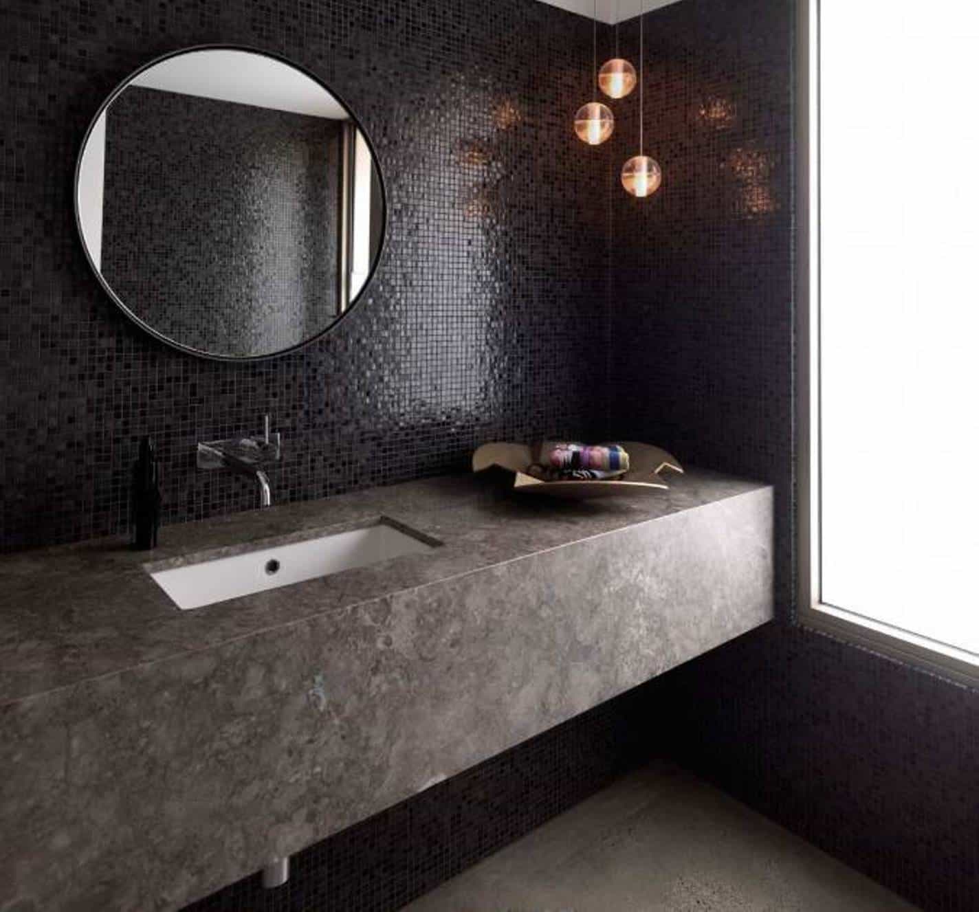 Черная мозаика в ванной