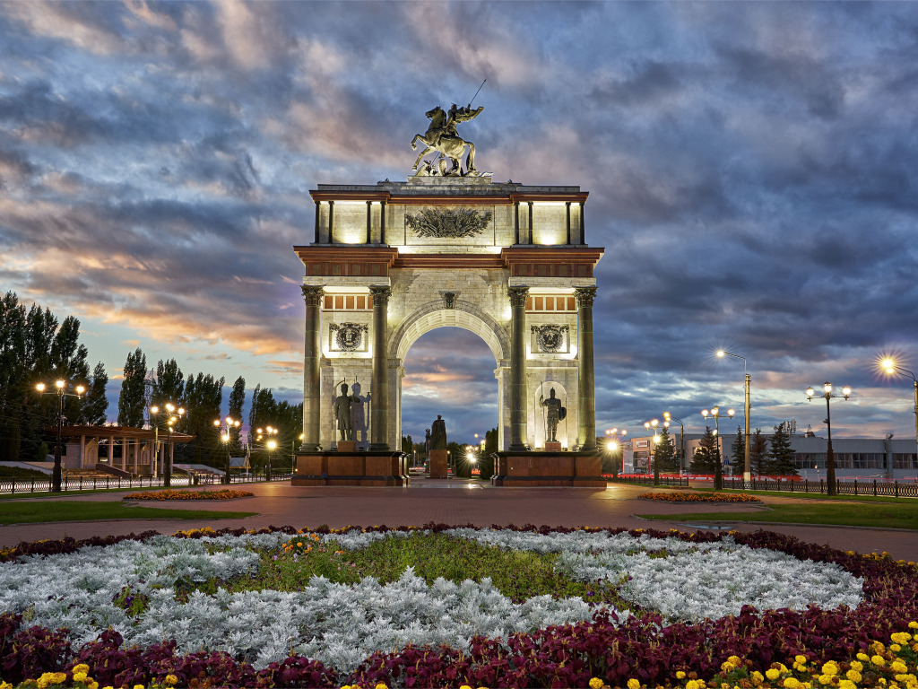 Курск триумфальная арка вечер закат город