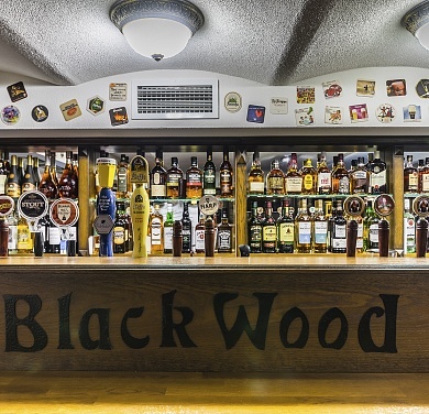 Стена виски и пивных кранов за барной стойкой BlackWood