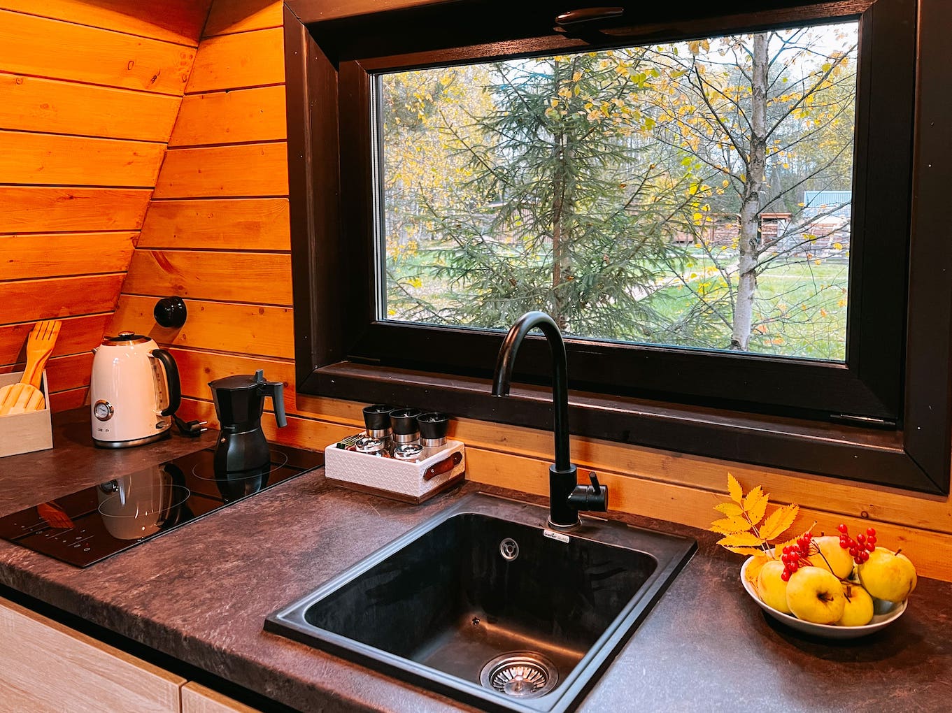 Домик с кухней для отдыха с маленьким ребенком в глэмпинге Под кронами