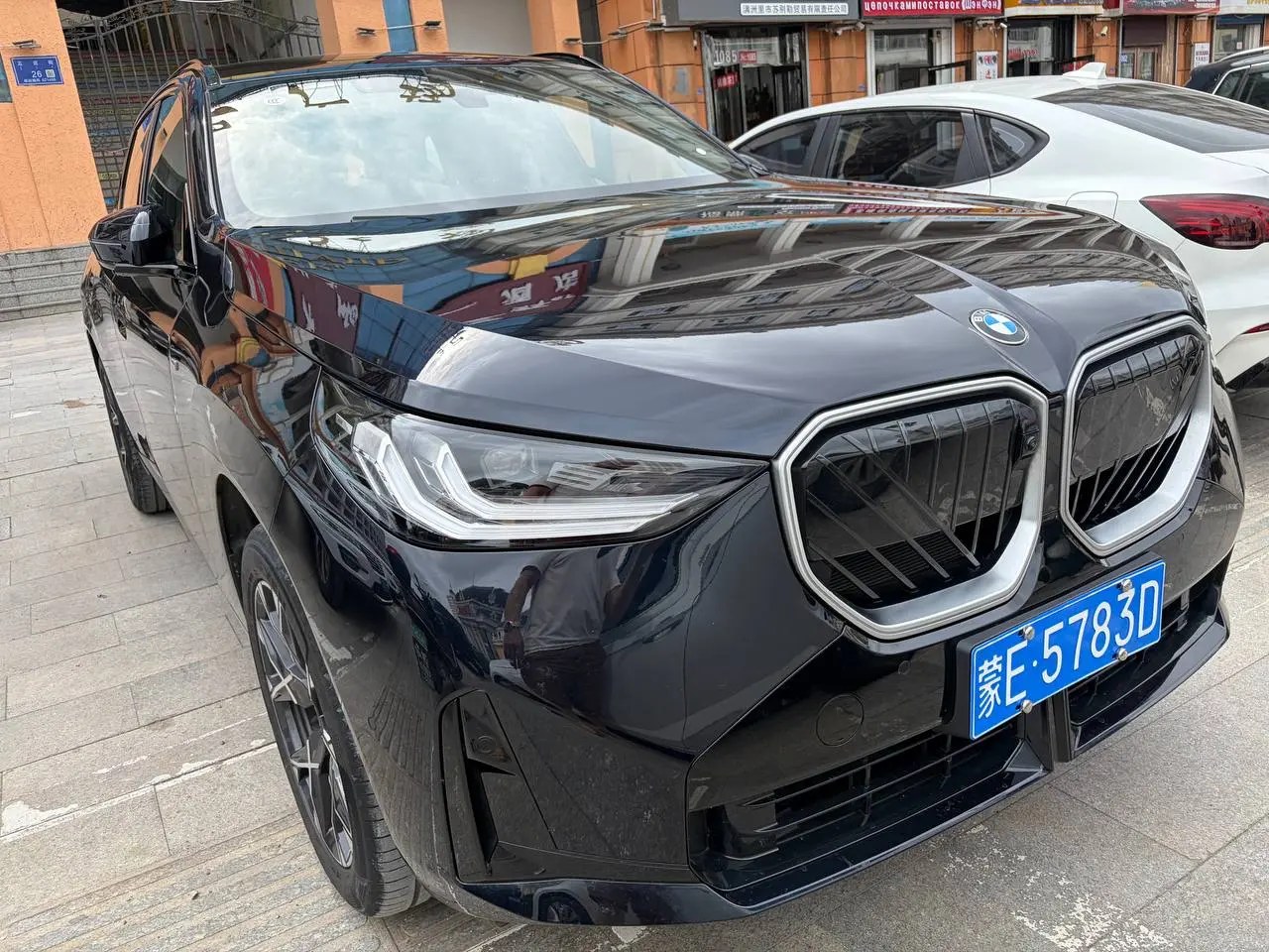 Чёрный BMW, передняя часть кузова
