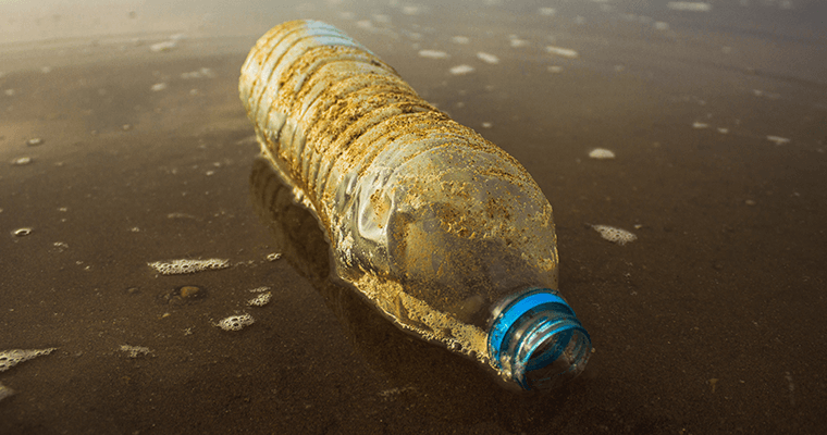 грязная бутылка в воде