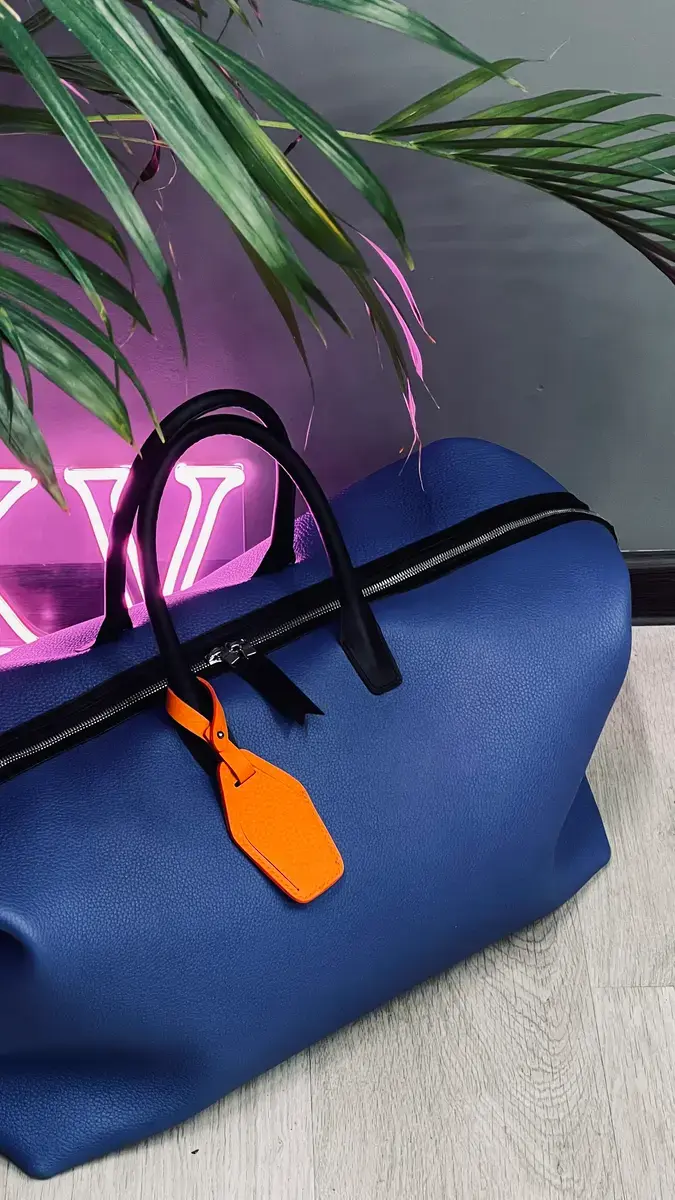 Синий кожаный викендер Electric Blue с чёрными ручками и оранжевой биркой