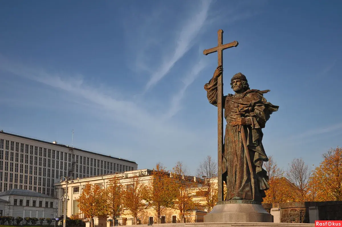 Памятник равноапостольному князю Владимиру на Боровицкой площади в Москве