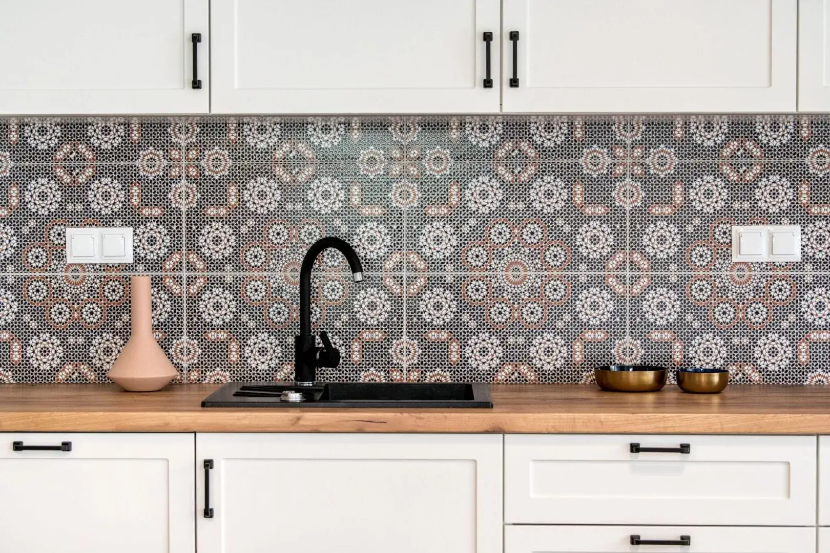 Кухня в белом цвете с каменной столешницей 