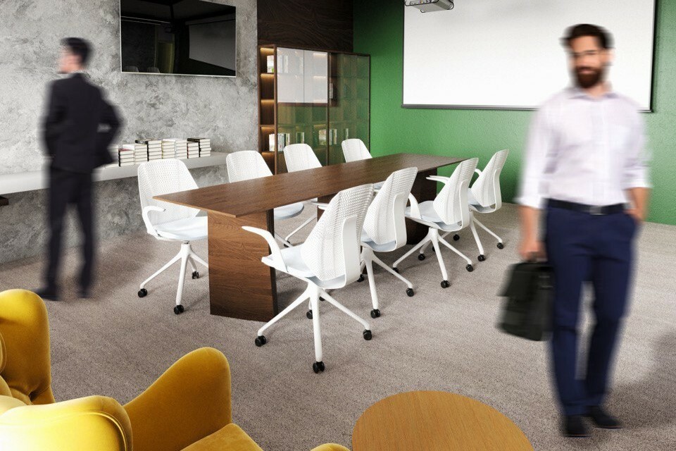 зеленая стена в офисе дизайн переговорная проектор люди 