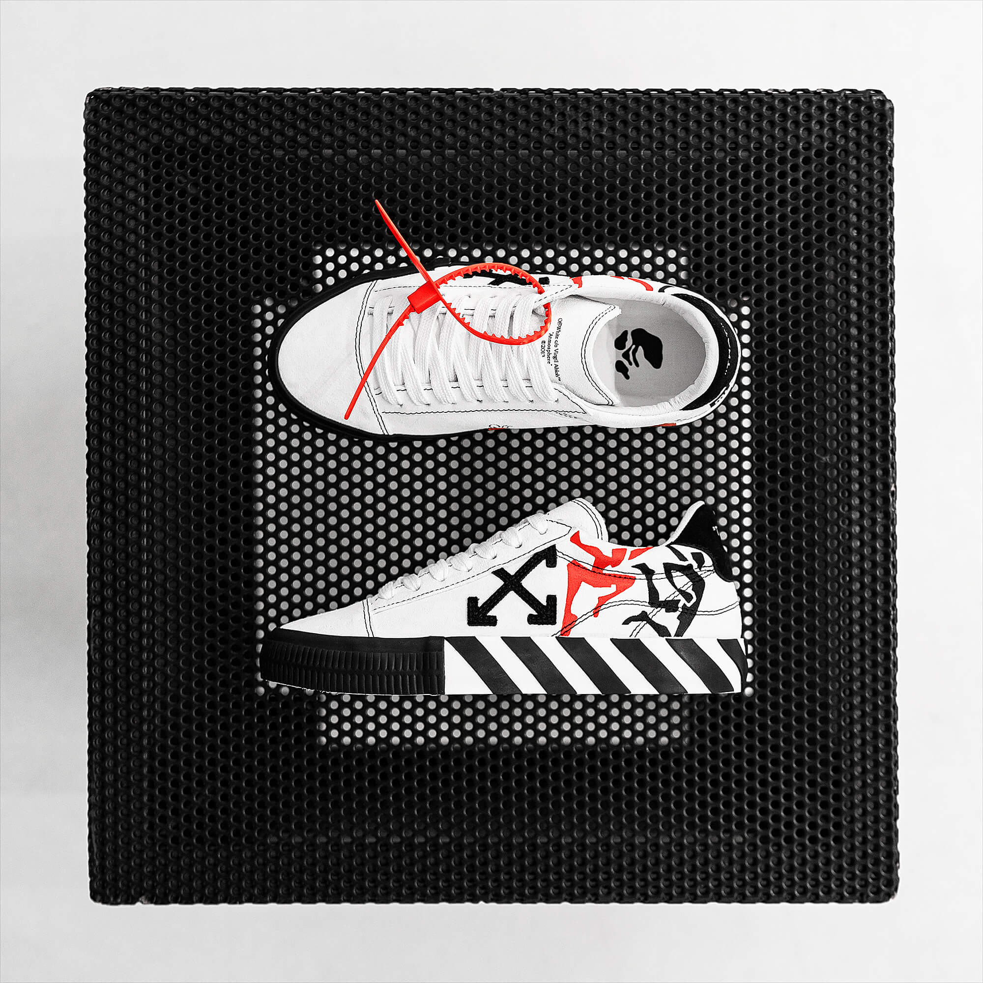 Кастом тиража кроссовок off-white. Автор Алексей Бархан.