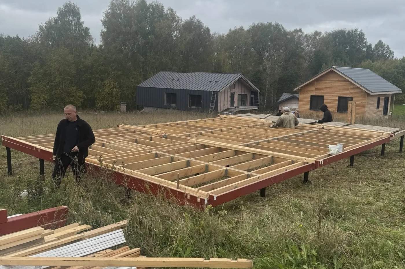Лаги перекрытия на свайно-винтовом фундаменте дома из двойного бруса, КП «Идиллия»