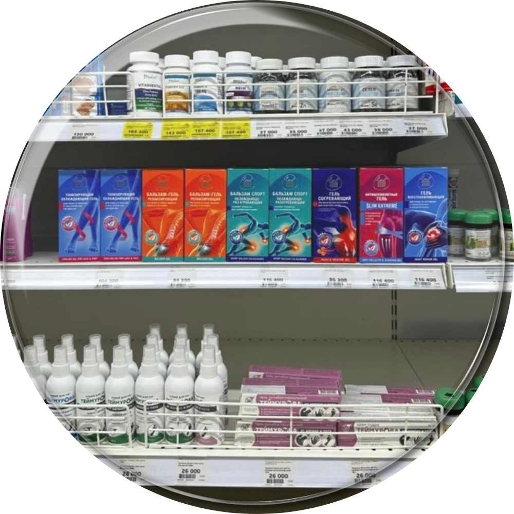 Полка с продукцией Leaf Code в аптеке