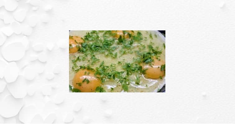 Приготовление тортильи с яйцом, сыром и помидором на сковороде: шаг 3