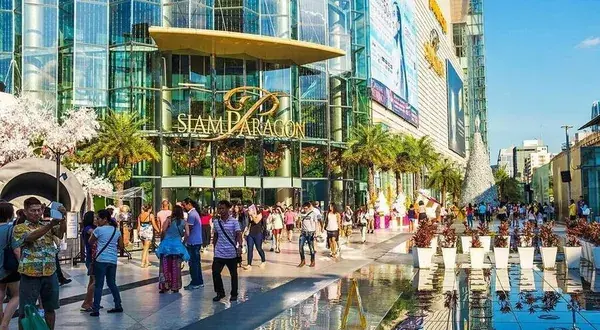 Вход в торговый центр Siam Paragon в центре Бангкока днём