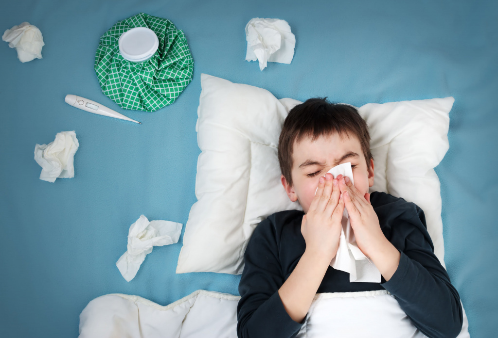 Ребенок заболел часто болеет. Простуженный ребенок. Ребенок простыл. Ребенок болеет. Простуда у ребенка.