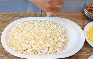 Приготовление салата с ананасом и ветчиной слоями: шаг 12