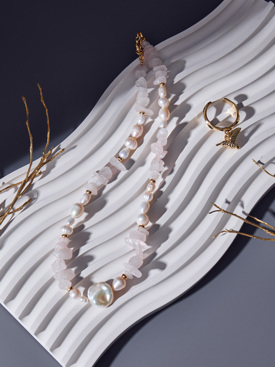 тематическая съемка бусы на красивом камне золото