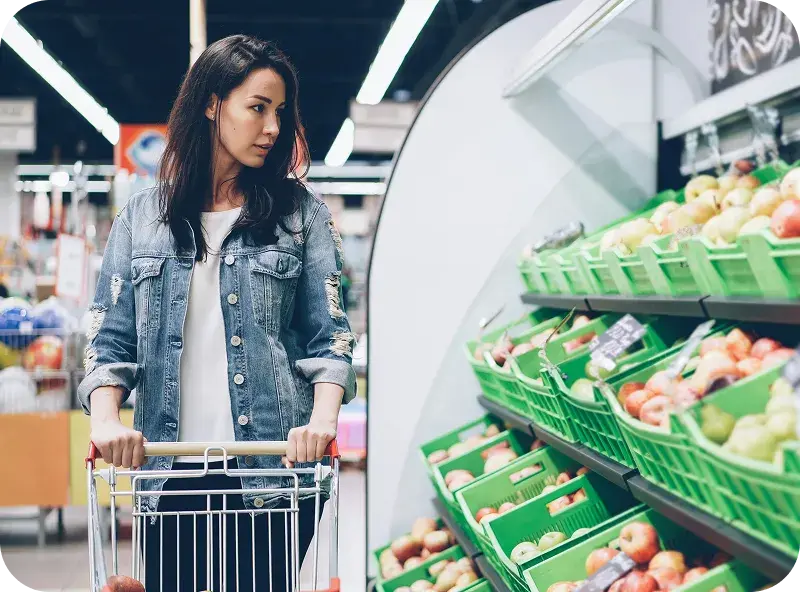 девушка в магазине выбирает продукты