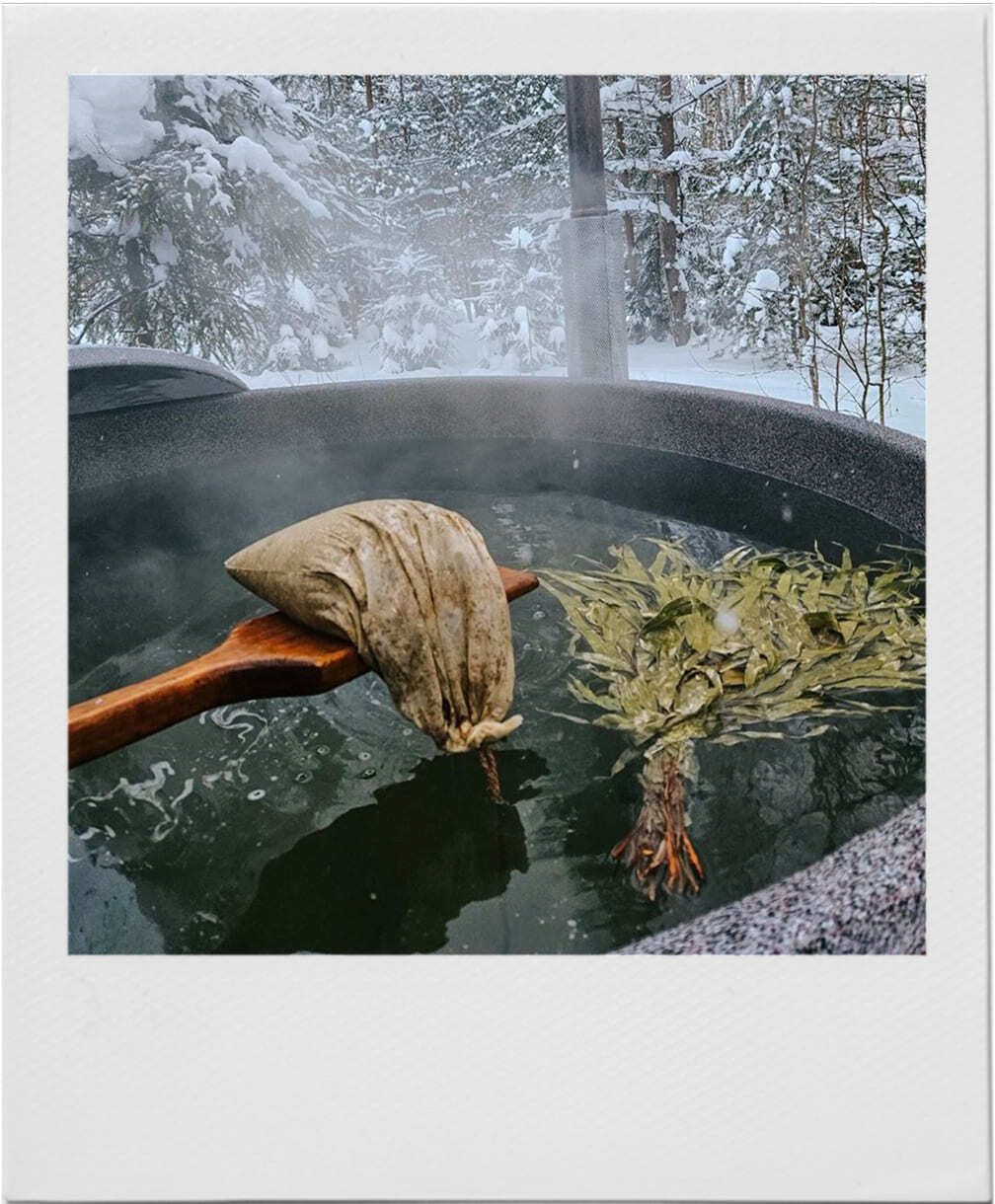 Купель с травами и подсветкой в сосновом лесу, глэмпинг Под кронами