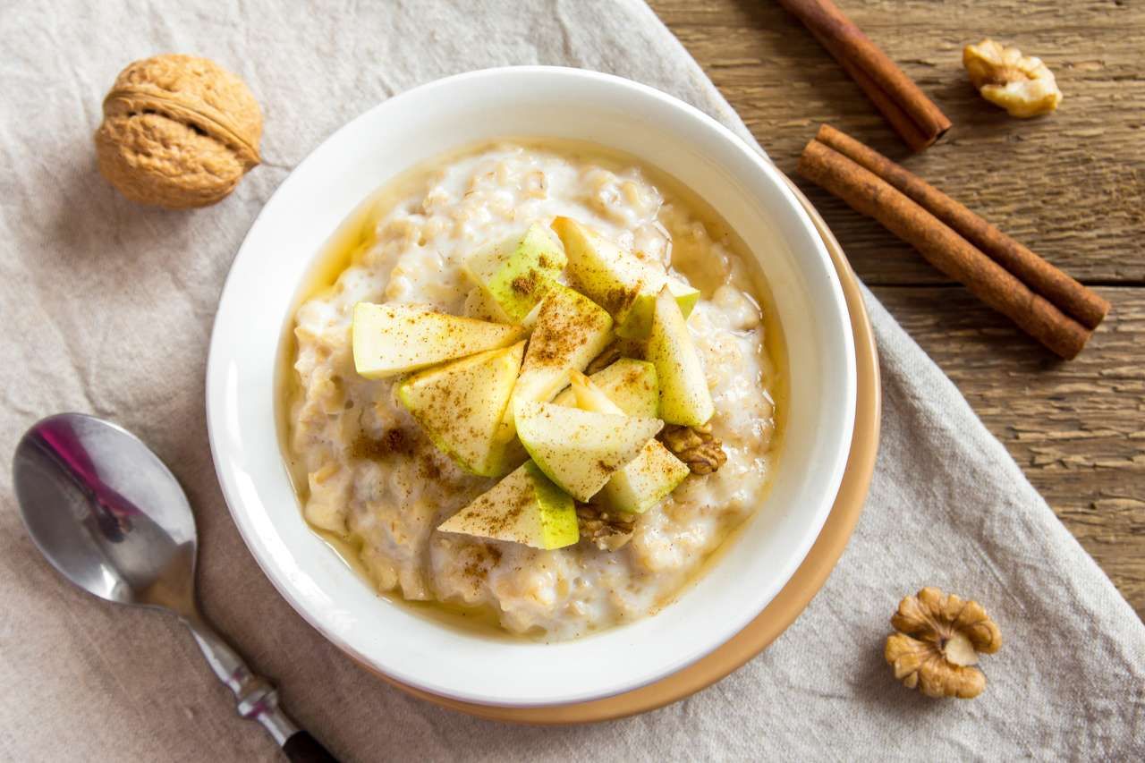 Овсяная каша с яблоком и орехами