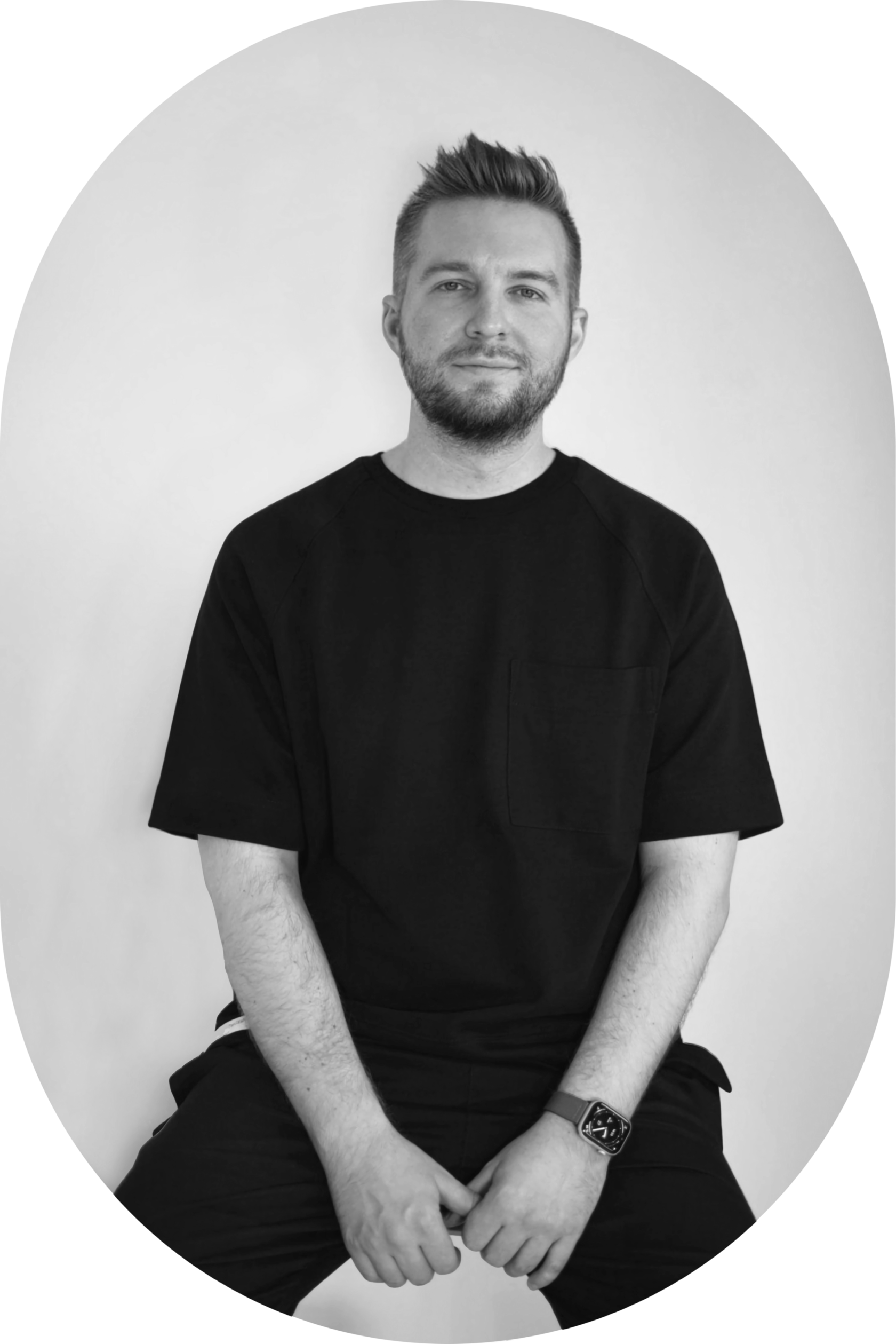 Портретная фотография Никиты Русакова, врача-стоматолога-ортопеда, человека про кого этот сайт и рассказывает