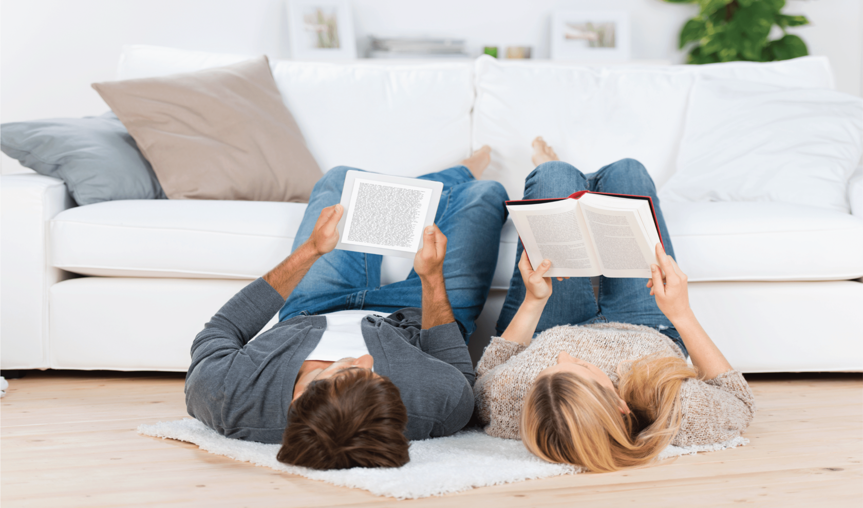 Вместе обстановка. Чтение книг. Мужчина и женщина читают вместе. Читает книгу. Диван для чтения.