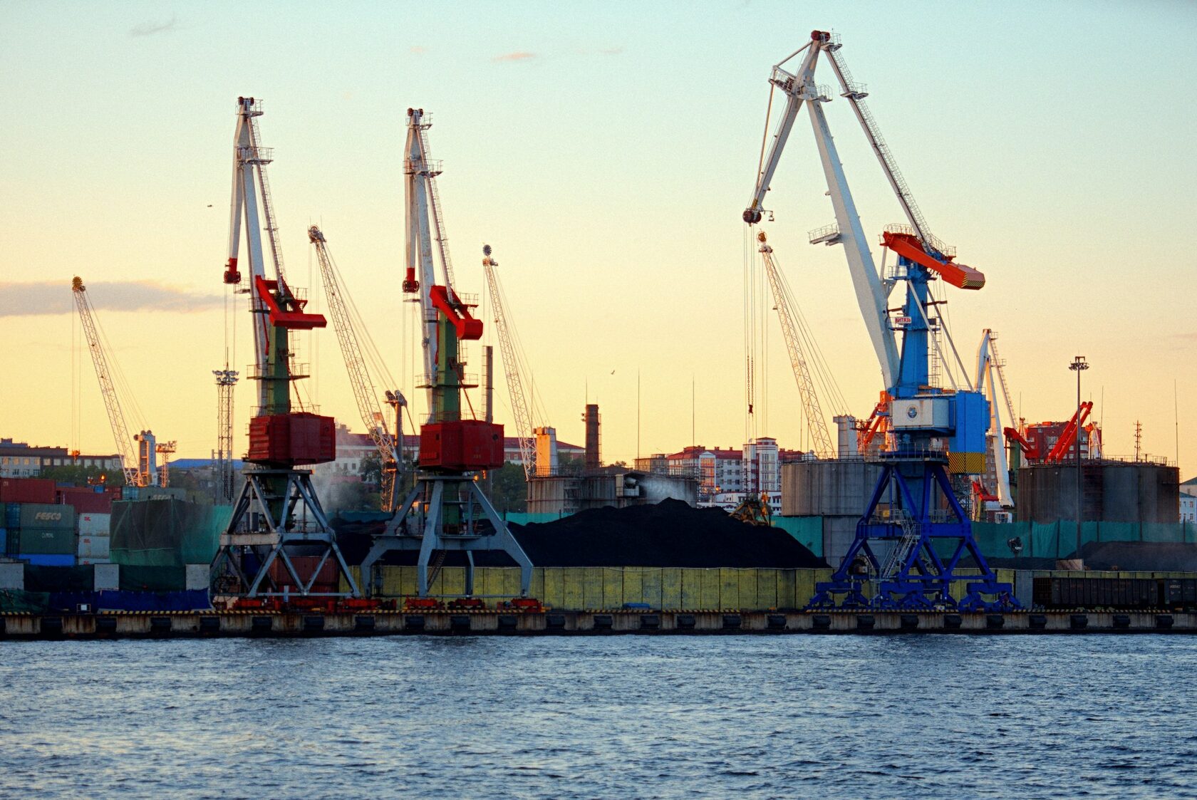 Контейнерный терминал порта Владивостока — терминал ВМТП, куда заходит линия XLY