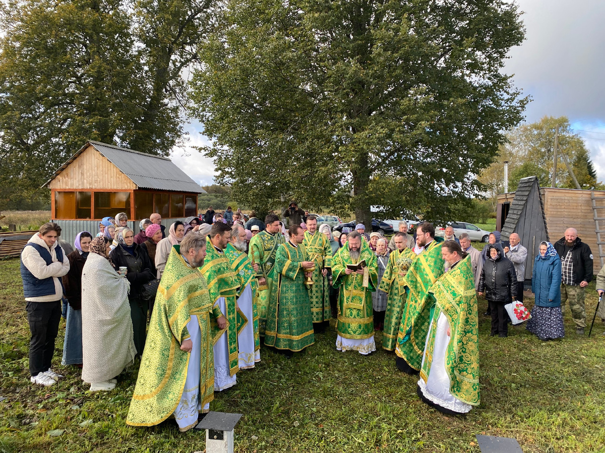 Фото: божественная литургия в селе Чижово Духовщинского района близ старинного храма Покрова Пресвятой Богородицы, источник: https://t.me/iervladislav