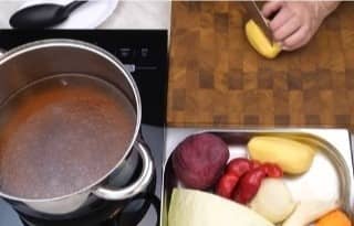 Приготовление борща со свеклой и свежей капустой: шаг 1