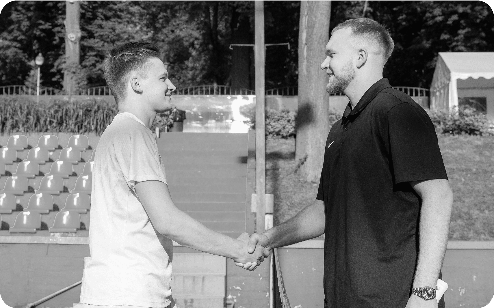 Два теннисиста жмут руку на корте