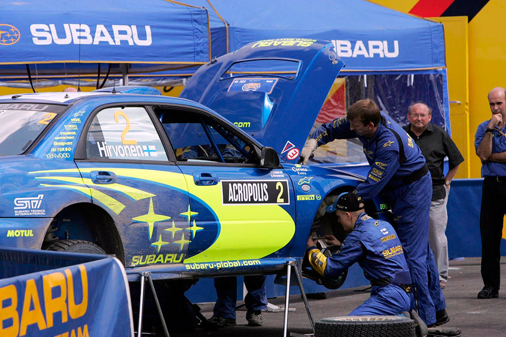 Микко Хирвонен работает с автомобилем Subaru Impreza S10 WRC '04 (OT53 SRT), ралли Акрополь 2004