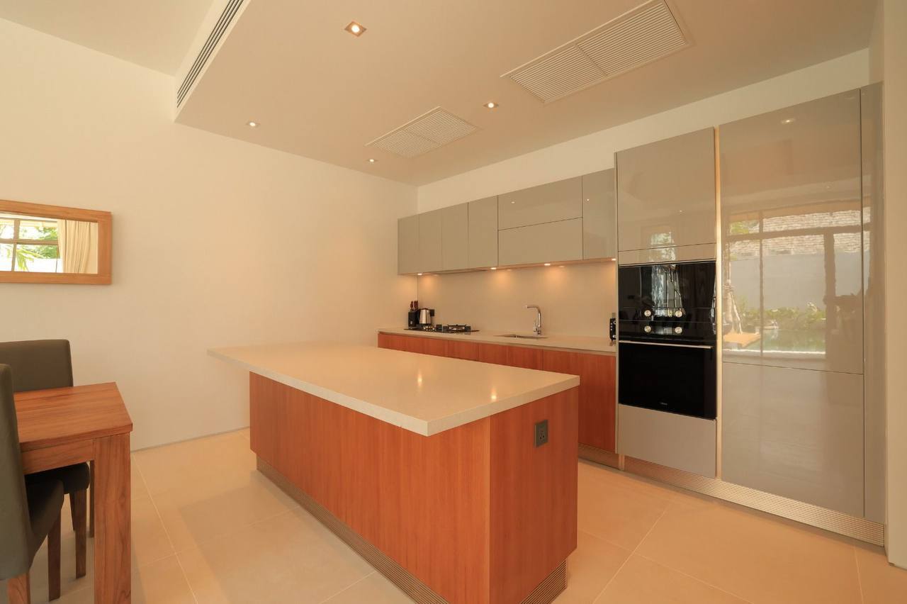 Современная кухня и обеденная зона