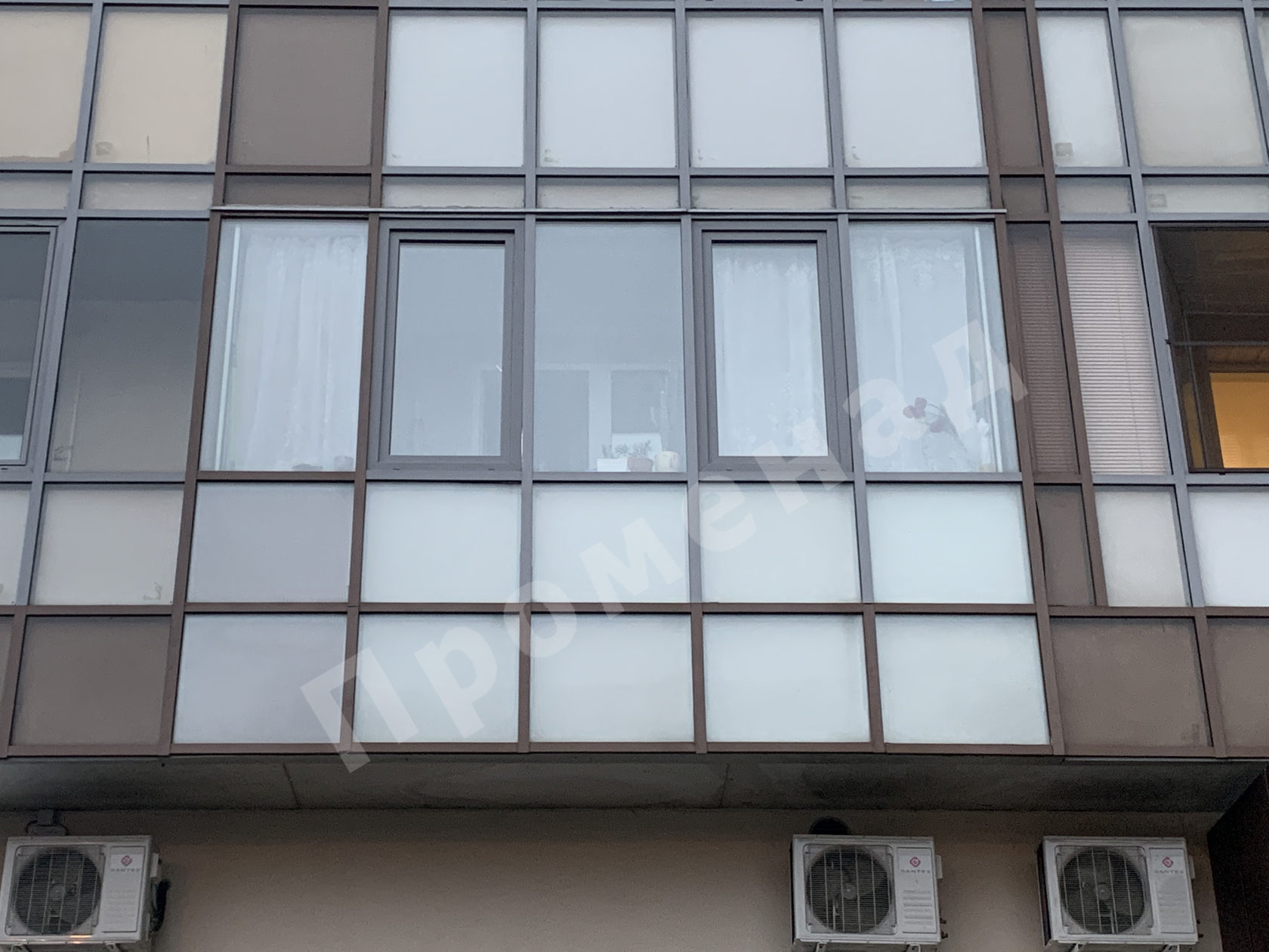 Остекление без изменения фасада. Остекленные лоджии фасад. Замена холодного остекления на тёплое без изменения фасада цена. Звукоизоляция фасадного остекления от застройщика. Изменение фасада балкона.