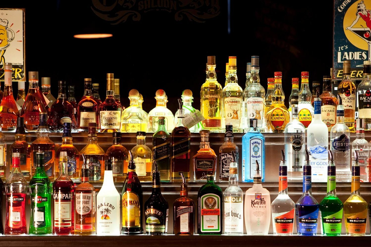 алкоголь в баре