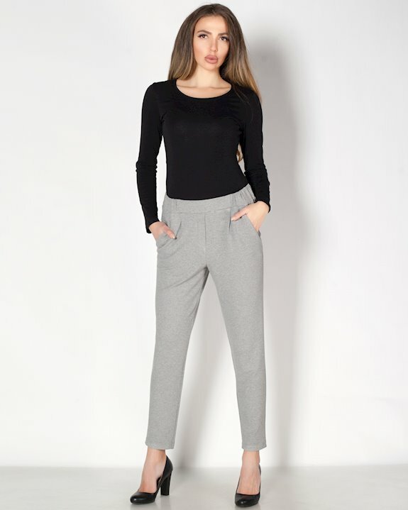 Дамски панталон в класически сив цвят, подходящ за многобройни комбинации с блузи, ризи и туники.